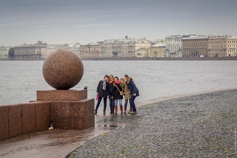 Стрелка Васильевского острова, иностранные туристы