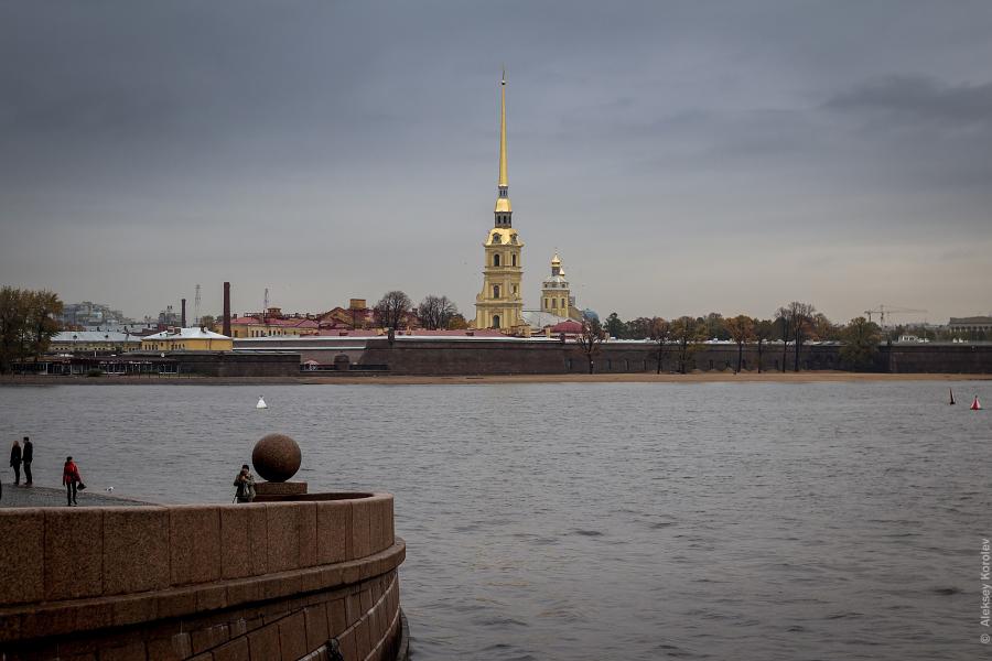 Вид на Петропавловскую крепость со стрелки