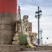 Ростральная колонна. Мужская фигура с веслом